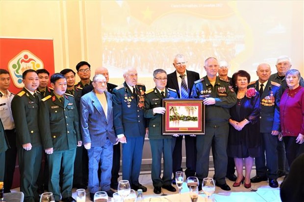 Overseas Vietnamese pay tribute to former Russian military experts serving in Vietnam